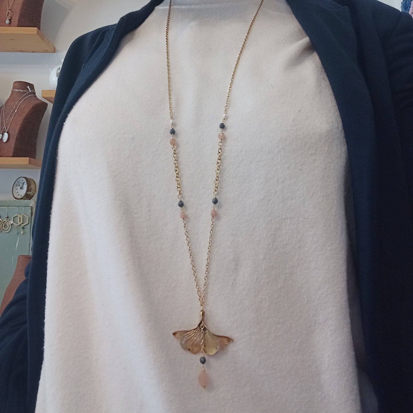 Collana FOGLIA di GINKGO con QUARZI ROSA e PICCOLE PERLE