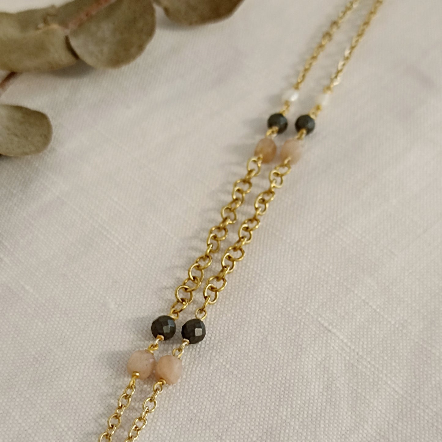 Collana FOGLIA di GINKGO con QUARZI ROSA e PICCOLE PERLE