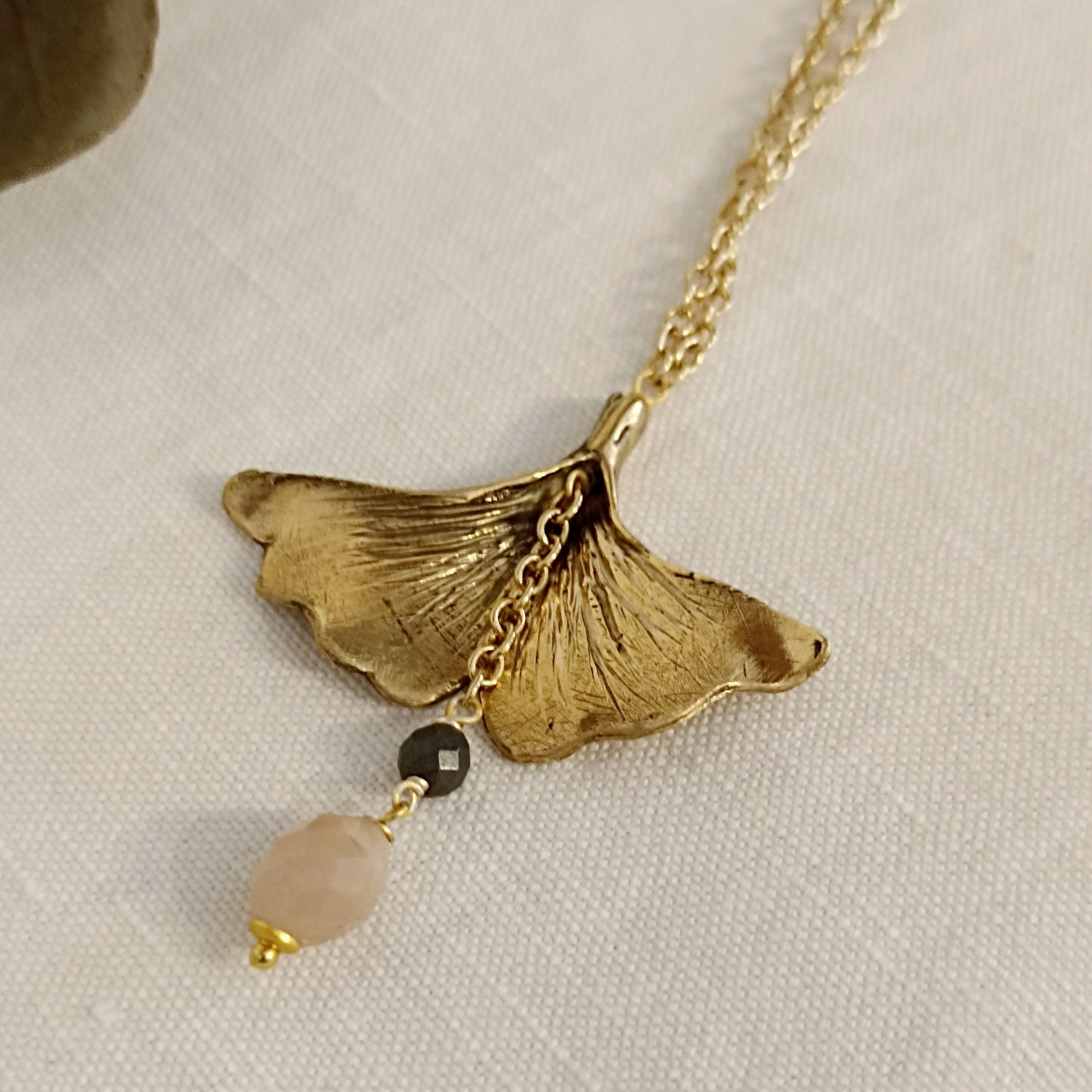 Collana FOGLIA di GINKGO con QUARZI ROSA e PICCOLE PERLE