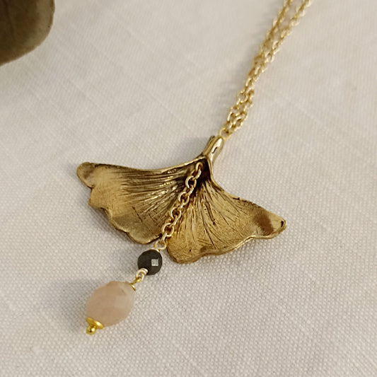 Collana FOGLIA di GINKGO con QUARZI ROSA e PICCOLE PERLE