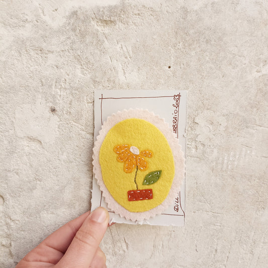 Spilla FIORE M'AMA NON M'AMA GIALLO