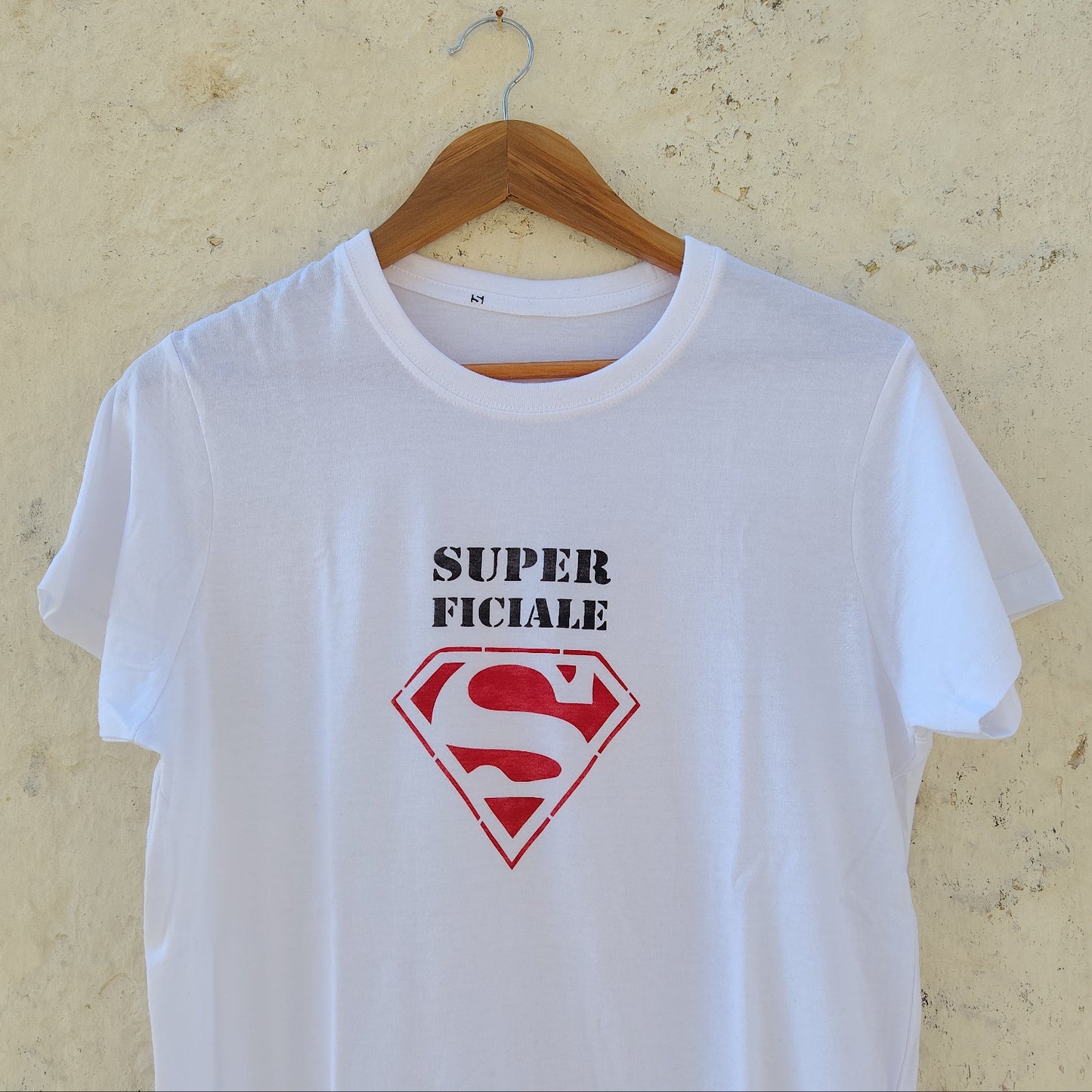 T-SHIRT SUPERFICIALE
